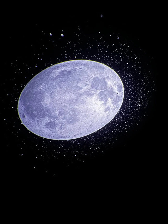 Modelul Luna proiectat pe tavan